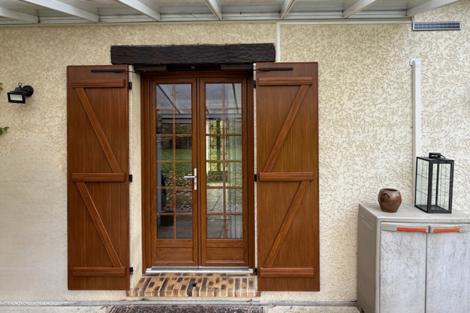 Volets battants solaires radio aluminium chêne doré sur annexe - Houlbec-Cocherel