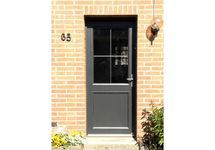 Porte d'entrée en aluminium anthracite au style classique avec grand vitrage et petits bois dans le Nord