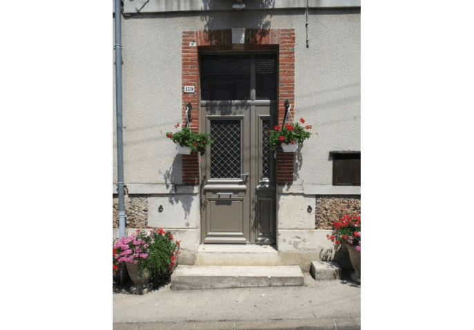 Porte d'entrée aluminium au style classique à Châlons